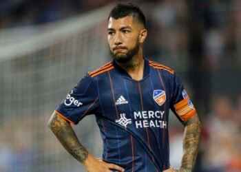 Riquelme en busca de un enganche que enamore a la afición de Boca