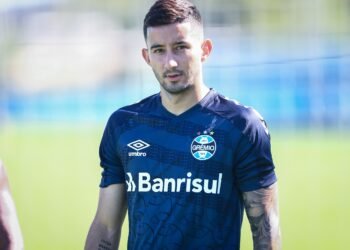 Mathías Villasanti podría cambiar Brasil a Inglaterra