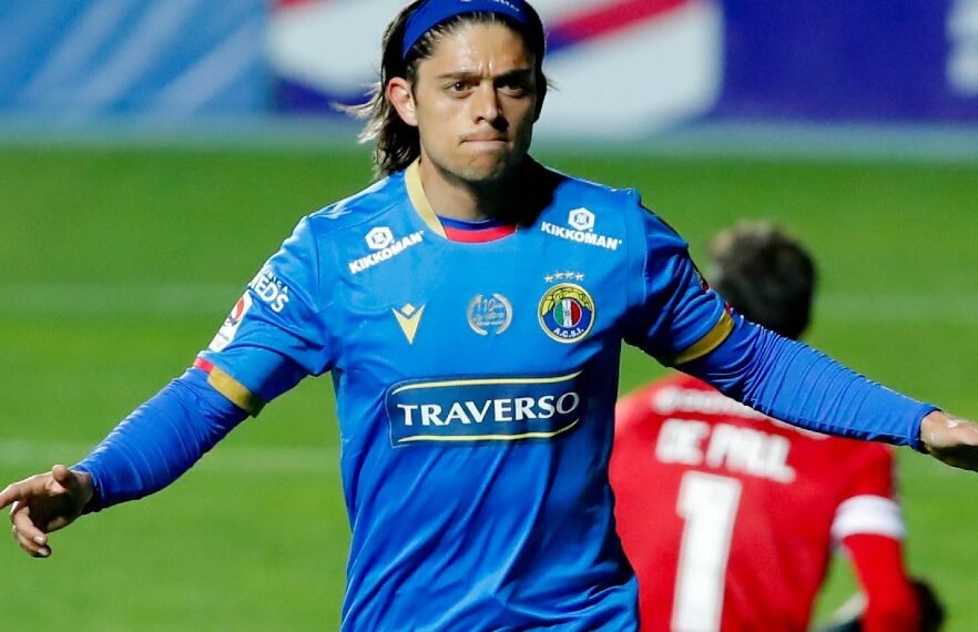 Montecinos tiene chances de volver al fútbol chileno